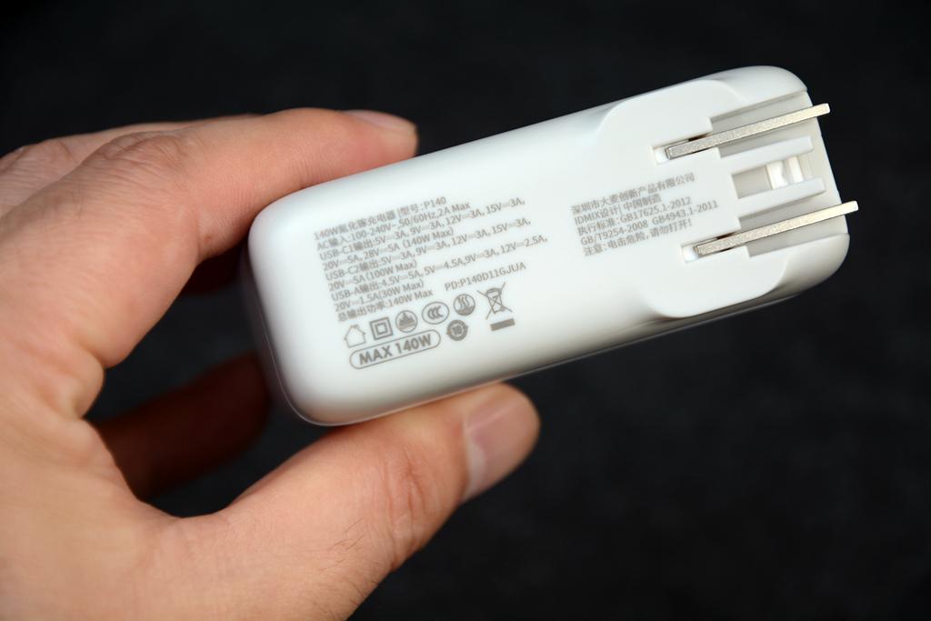 三口快充，出行无忧 IDMIX大麦140W氮化镓充电器，商务差旅的智能能量站